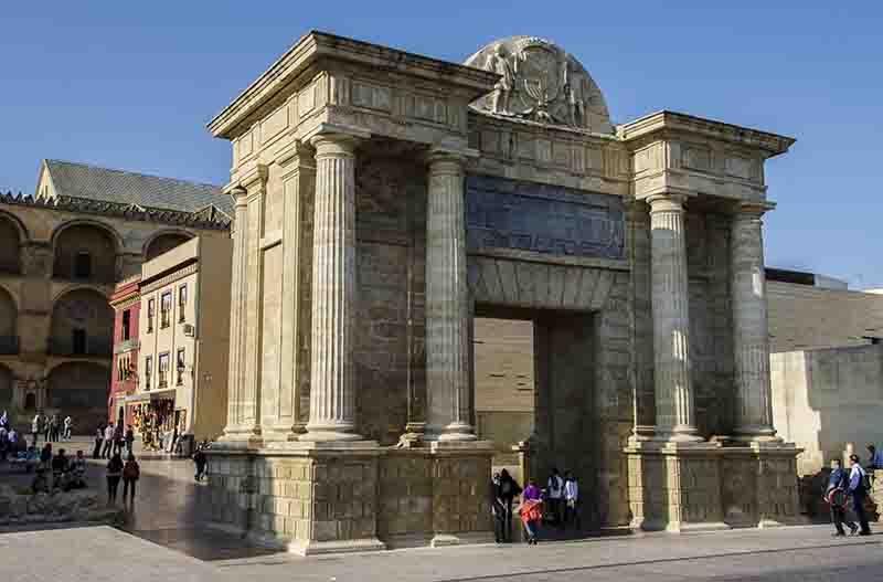 Córdoba 013 - Puerta del Puente.jpg